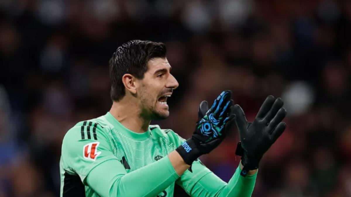 Courtois evita una lesión grave tras su susto ante España