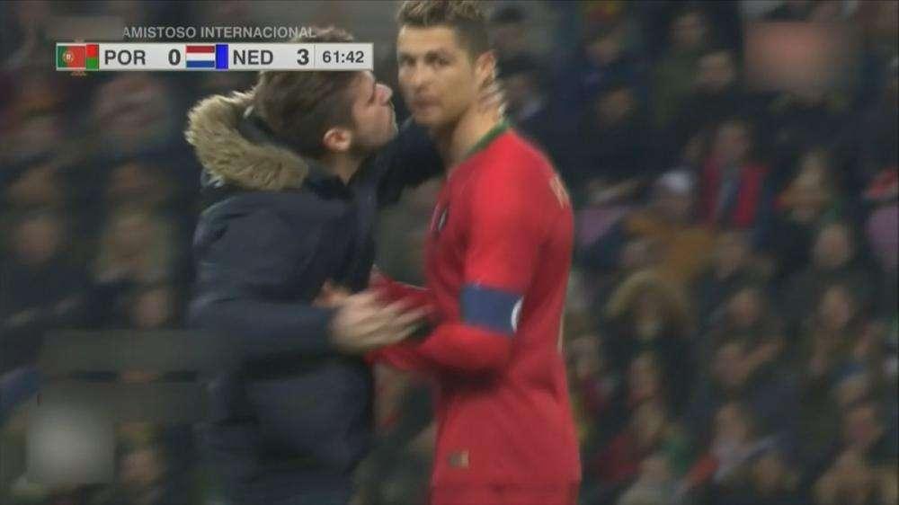 VÍDEO - Un aficionado salta al campo e intenta besar a Cristiano