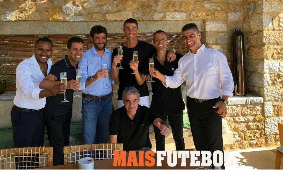 FOTO - Cristiano, Mendes y Agnelli brindan con champán por el traspaso del siglo