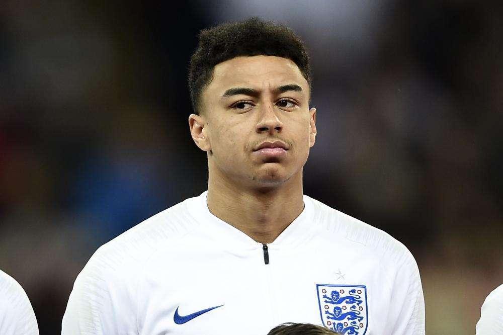 Lingard vacila a Cristiano y compara sus abdominales