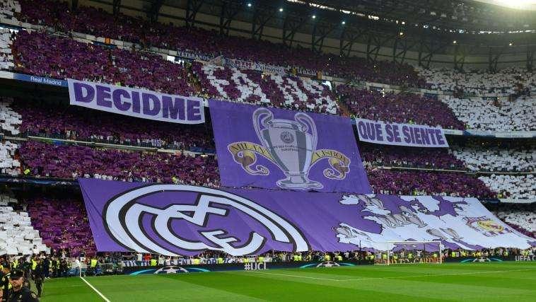 Para verlo: Dos aficionados con camisetas del Madrid se cuelan en la celebración del Barça