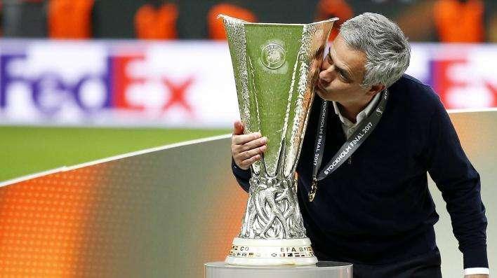 El Manchester United ya piensa en la renovación de Mourinho