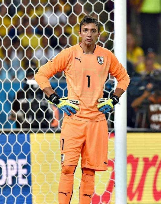 Metro: Muslera, objetivo del United ante la salida de De Gea al Madrid