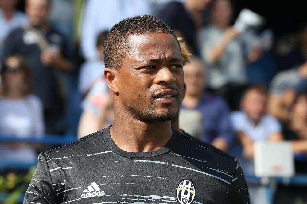 Evra ve a Paul Pogba dejando el Manchester United este verano