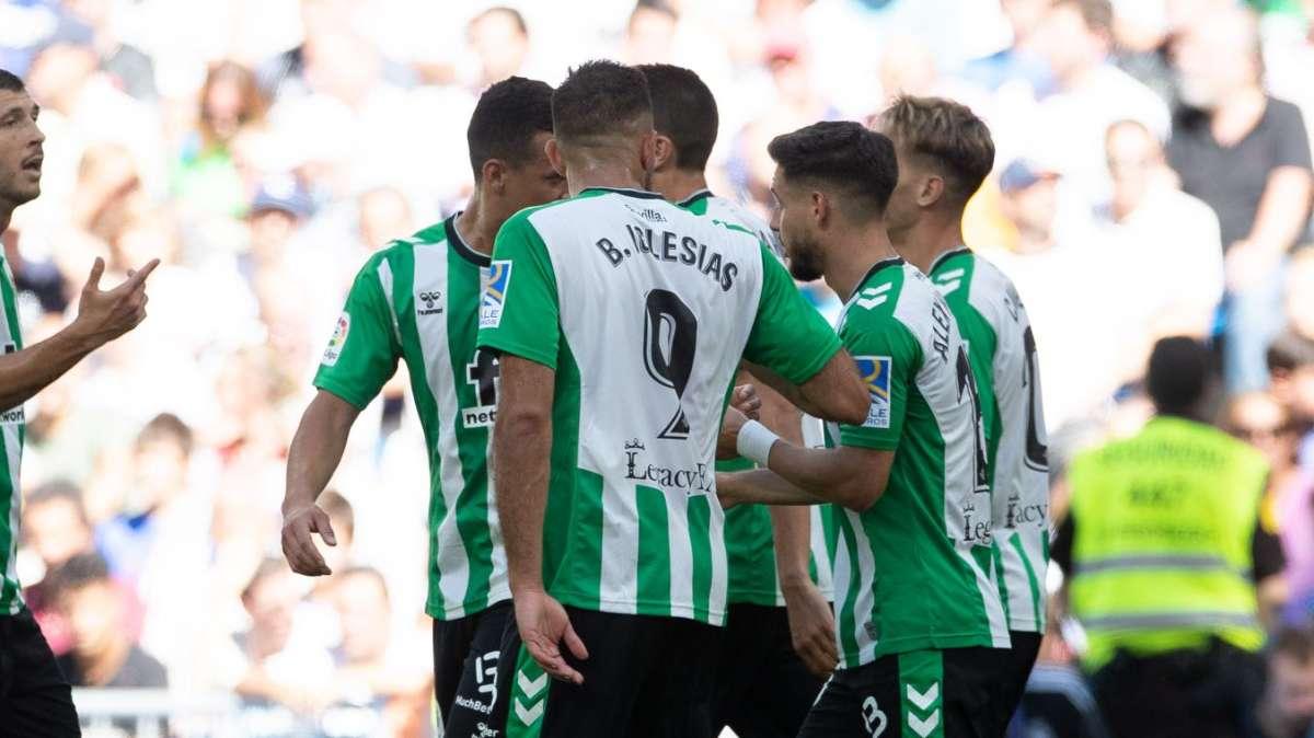 ONCE INICIAL | El Betis sale con un once bastante ofensivo