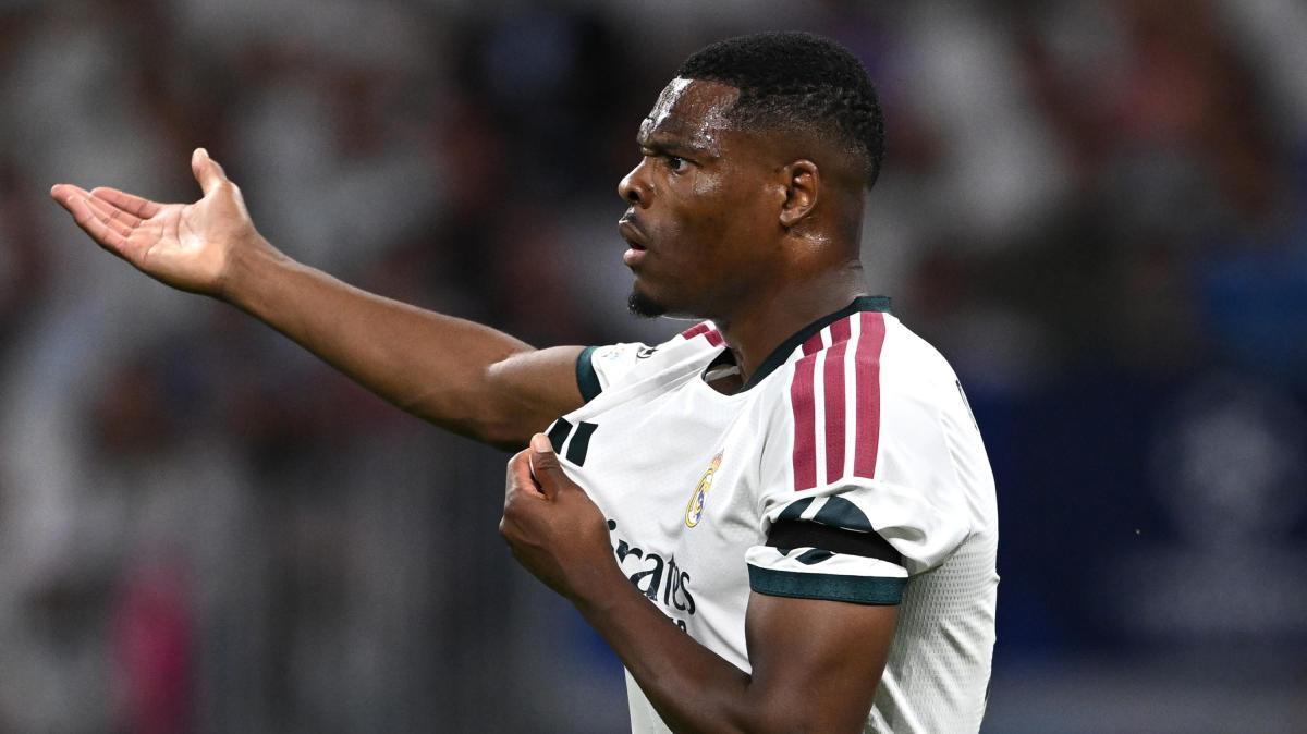 Denzel Dumfries le gana la partida a Trent Alexander Arnold en el lateral derecho