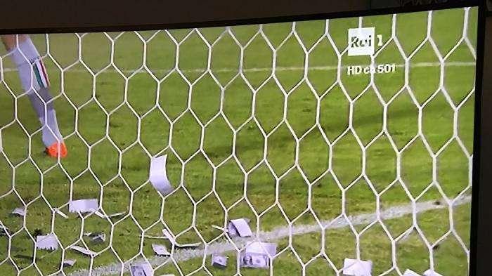FOTO - Los billetes vuelan sobre la portería de 'Dollarumma' durante el partido de la Sub21