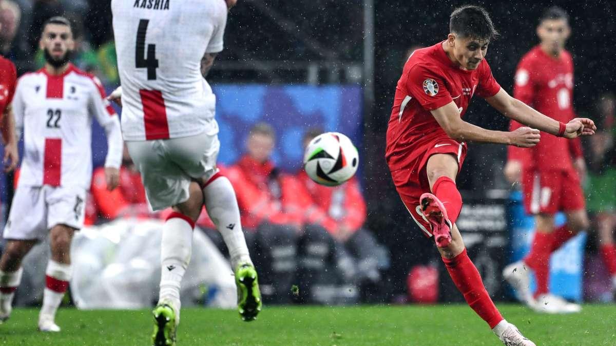 Arda Güler hace historia en la Eurocopa: golazo para ser el héroe de Turquía