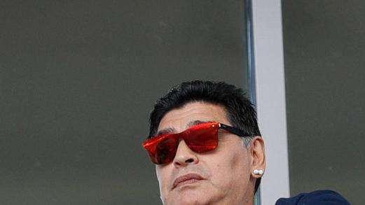 Ingresan de urgencia a Maradona a causa de un sangrado estomacal