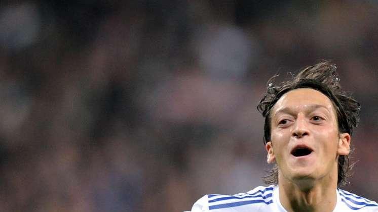 Sale a la luz cómo fue la salida de Özil: "Negociamos con el PSG"