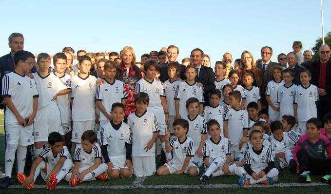 Butragueño visita la escuela de la Fundación en Jerez