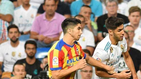 El United y el Madrid, detrás de Carlos Soler: la respuesta del jugador