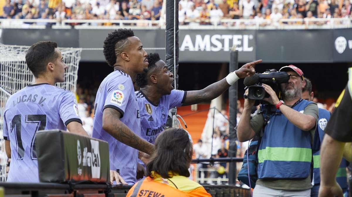 Vinicius vuelve a ser víctima de insulsos racistas en Mestalla 