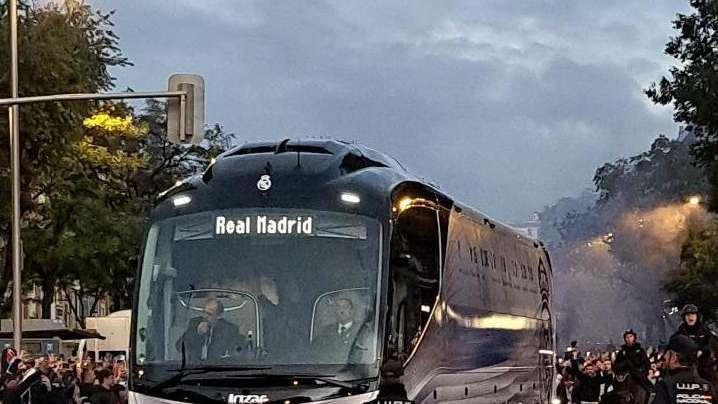 Vídeo: miles de aficionados reciben al autobús del Real Madrid antes del clásico en el Bernabéu