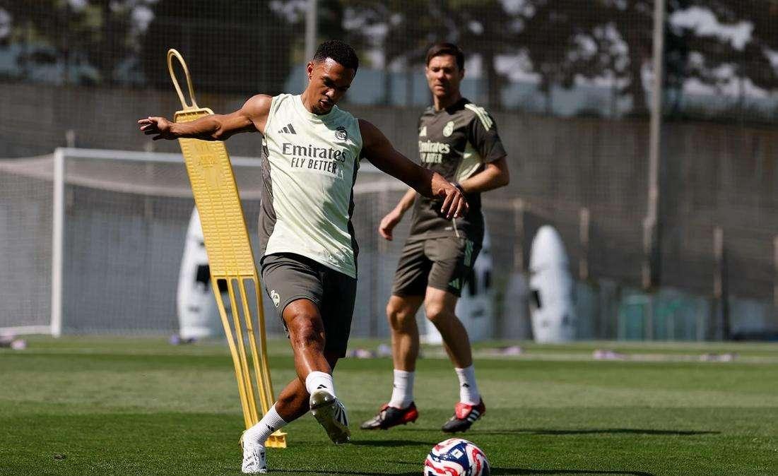 Arnold y Huijsen completan su primer entrenamiento con el Real Madrid