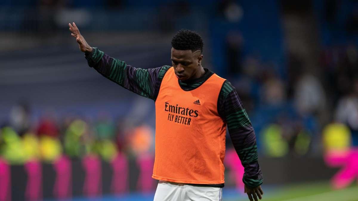 El bonito gesto de Vinicius con un niño que saltó al campo antes del clásico