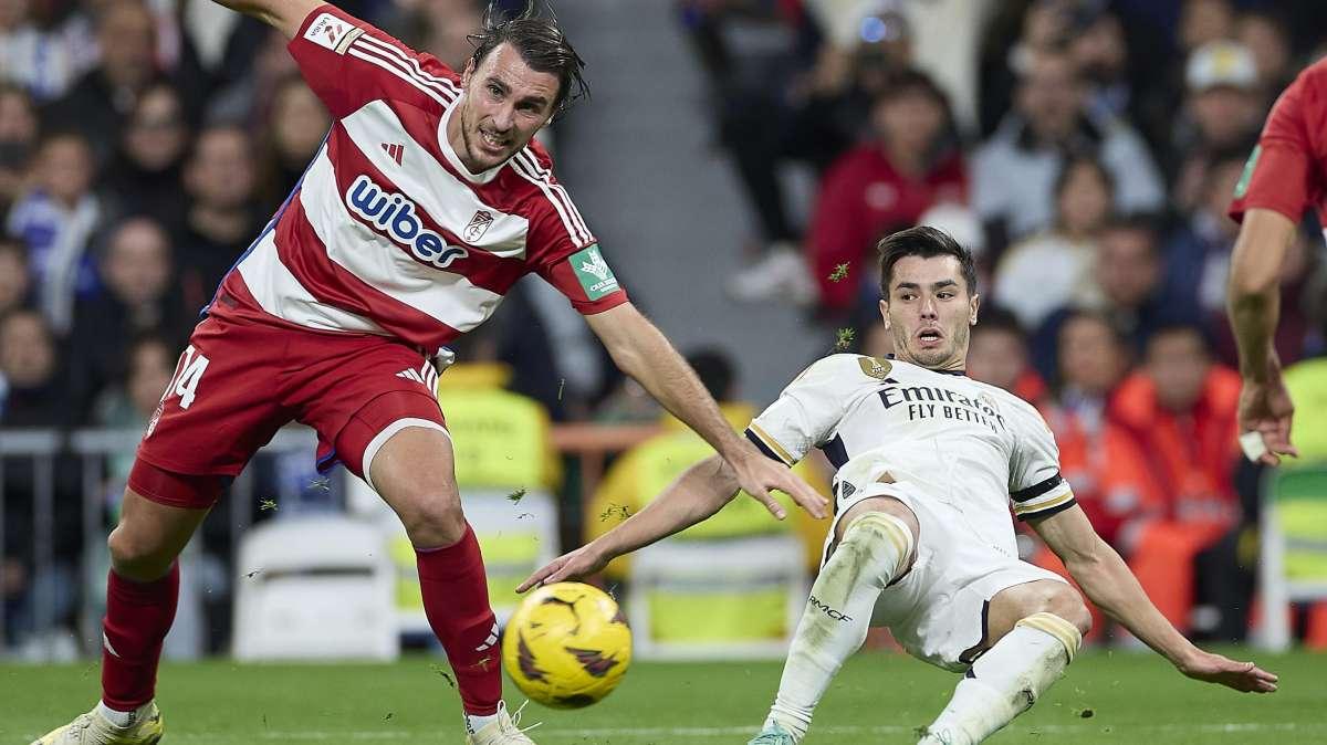 El arbitraje vuelve a encender a la afición del Real Madrid en el Bernabéu