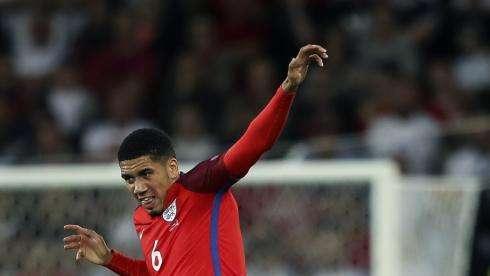 Mirror: Los posibles destinos para Shaw y Smalling