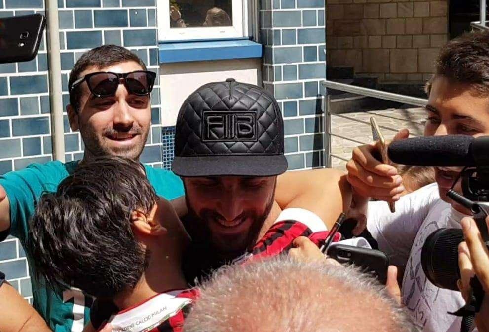 Higuaín lanza un dardo al Chelsea: "Aquí, en el Milan, me quieren todos"