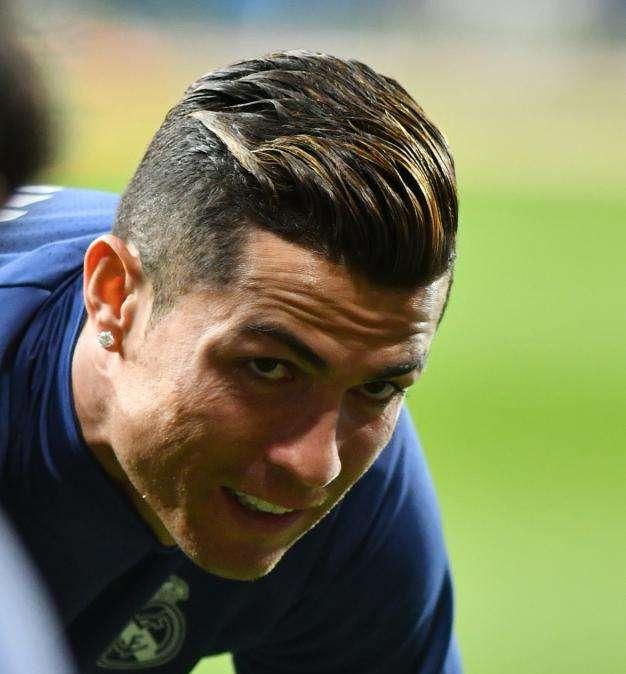 VÍDEO - El Real Madrid calienta en el césped del Bernabéu