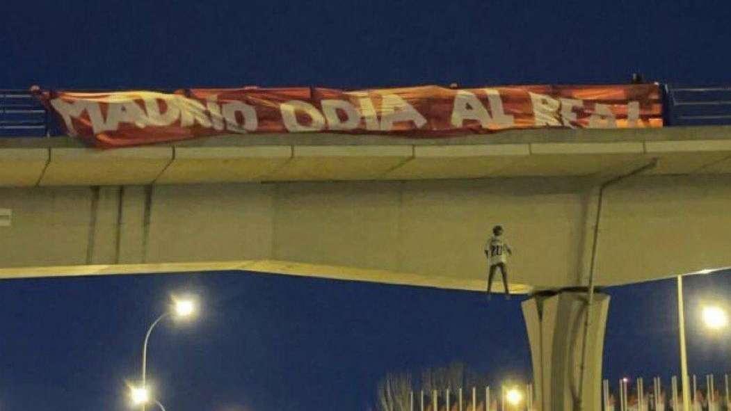 La Policía detiene a cuatro personas que, presuntamente, colgaron de un puente un muñeco de Vinicius