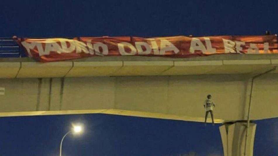 Penas de prisión para los cuatro ultras del Atleti que colgaron el muñeco de Vinicius
