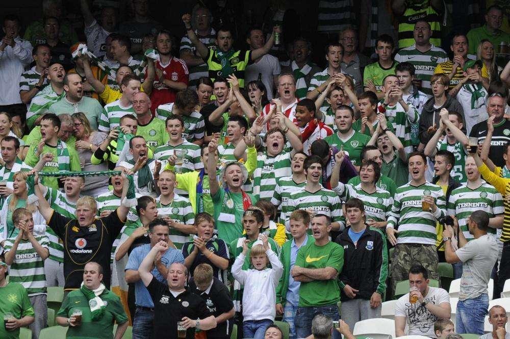 VÍDEO - El Celtic se proclama campeón de liga en Escocia y lo celebran con la policía 