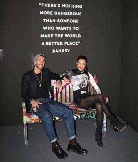 FOTO - Sergio Ramos y Pilar Rubio visitan 'Banksy'