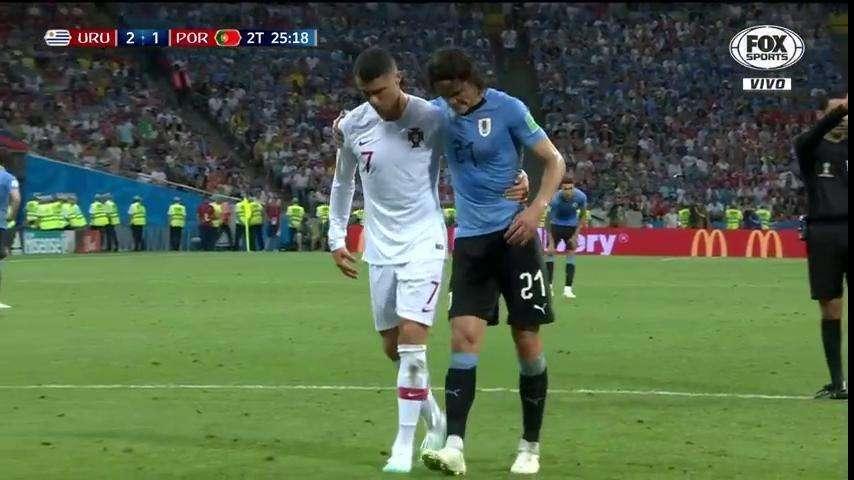 FOTO - El bonito gesto de Cristiano con Cavani: aplaudido por las aficiones