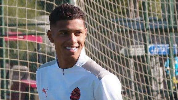Vinicius Tobías lanza un emotivo mensaje tras debutar con el Real Madrid