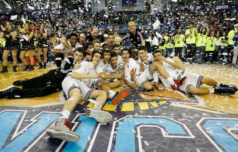 La plantilla de baloncesto ofrecerá la Copa antes del partido ante el Villarreal