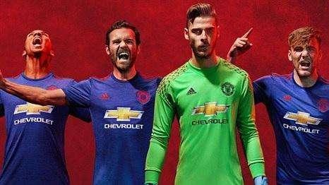 Pese al interés del Madrid, De Gea posa con la nueva camiseta del United
