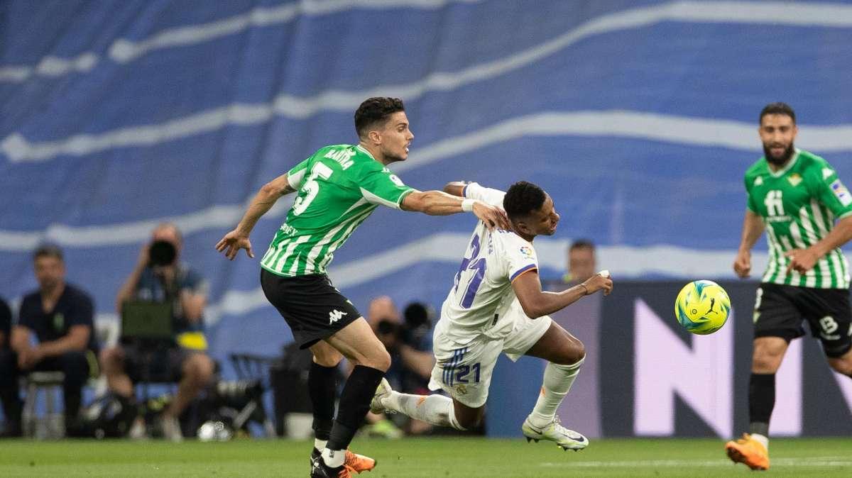 Rodrygo y Fede Valverde: el pulso por la titularidad en París continúa