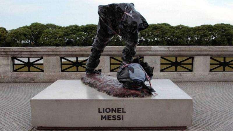 Leo Messi, víctima del vandalismo. Su estatua cortada por la mitad