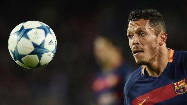 OFICIAL: Adriano renueva con el Barcelona hasta 2017