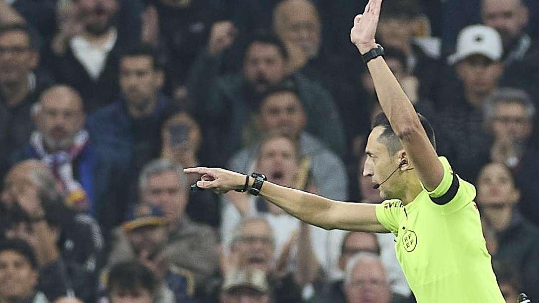 ¡Escándalo! Sánchez Martínez negó dos penaltis claros al Real Madrid