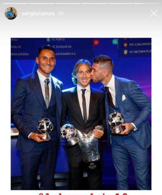 FOTO - Sergio Ramos a Modric con beso incluido: "Ahora a por el Balón de Oro"