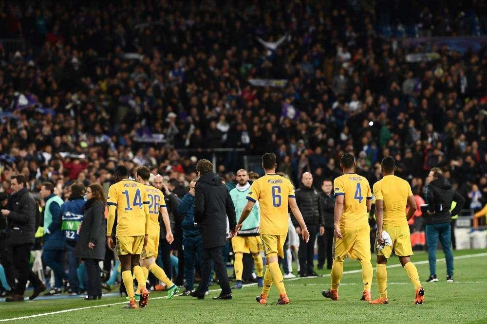 ¡DE LOCOS! La seguirdad del Santiago Bernabéu tuvo que expulsar a un periodista italiano