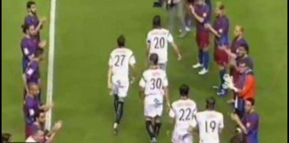 ¡OJO! El Barça sí le hizo pasillo al Sevilla tras ganar la UEFA