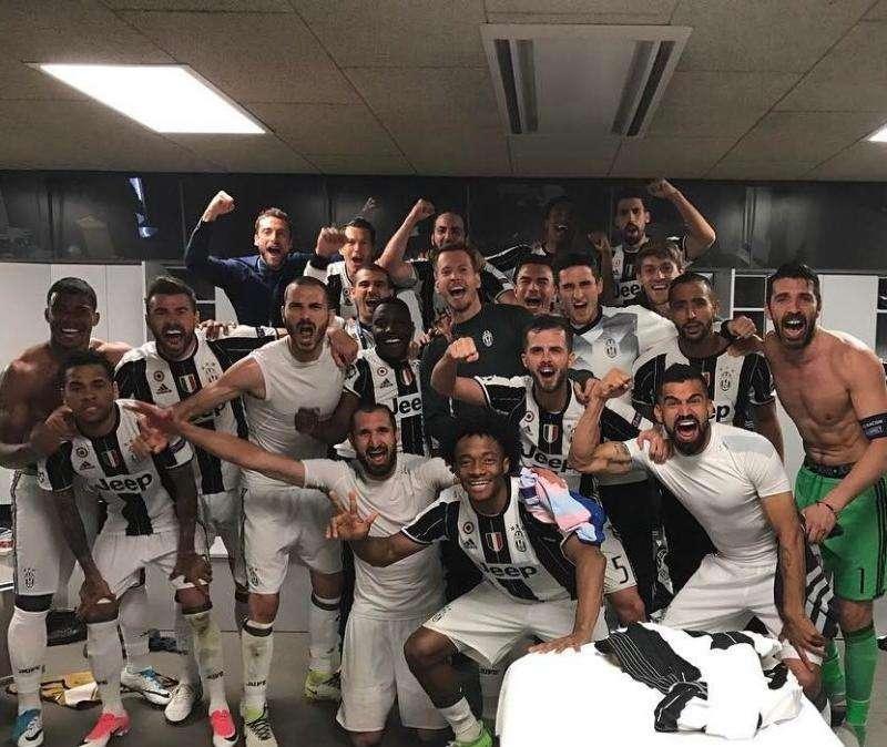 FOTO - "Forza Juve". Khedira muestra la euforia del vestuario de la Juventus