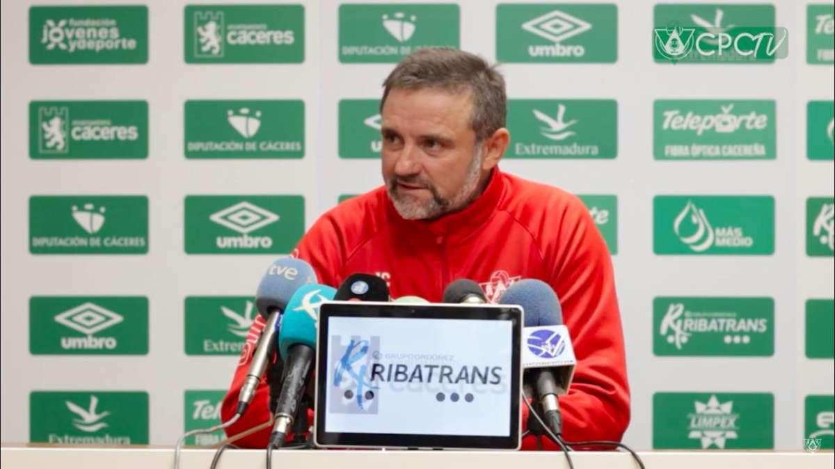Julio Cobos, entrenador del Cacereño: "Nos enfrentamos al mejor equipo del mundo"