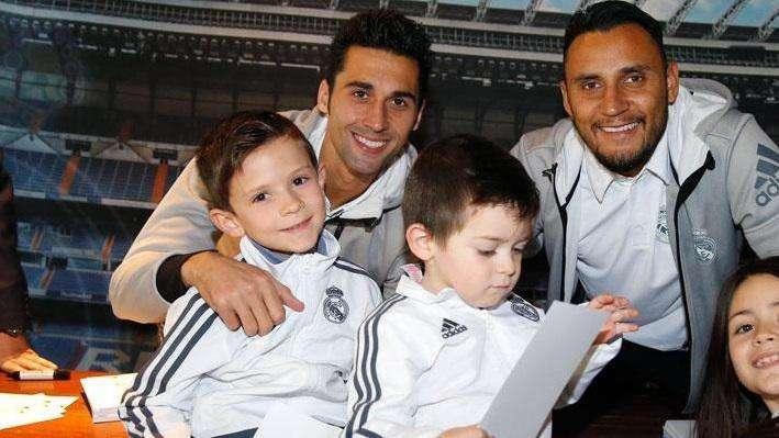 Keylor y Arbeloa firman autógrafos en Granada 
