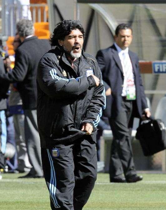 Maradona, a su llegada a Madrid: "No soy adivino, pero será un partido difícil para los dos"