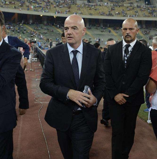 La FIFA pide a los jugadores que reduzcan su sueldo al 50%