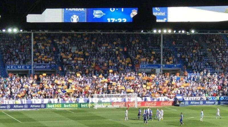¡OJO! El Camp Nou se mudó a Álava: cánticos y banderas independentistas en las gradas de Mendizorroza 