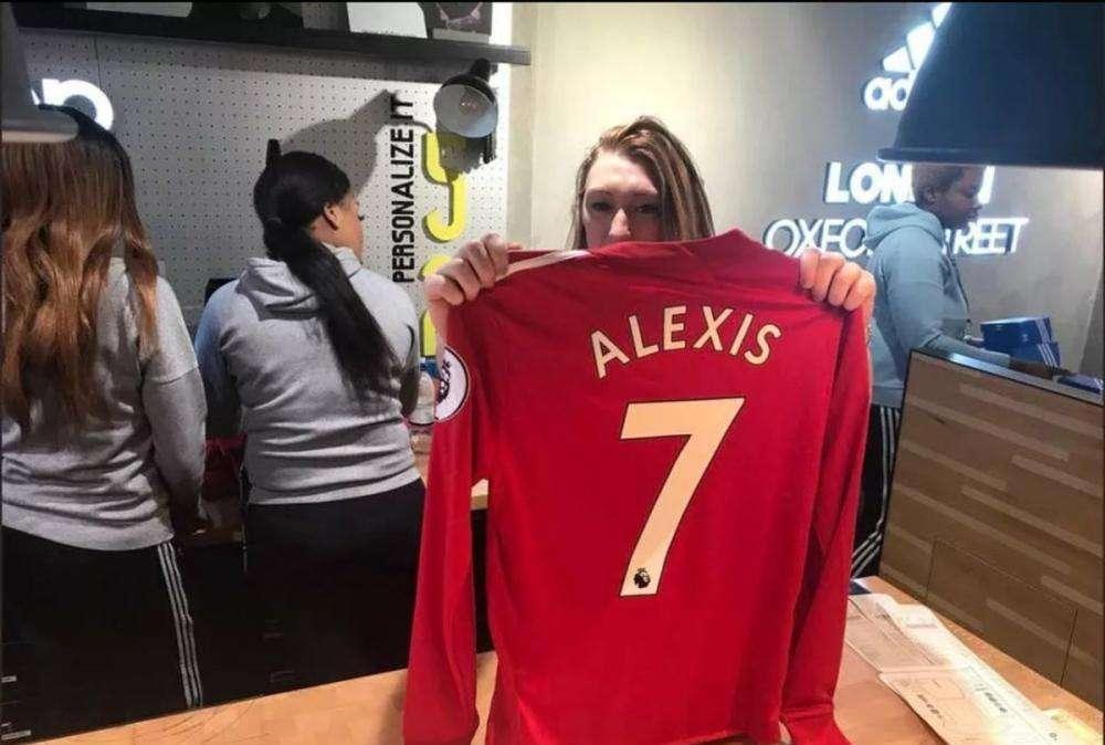 ¡ATENCIÓN! En Inglaterra ya venden la camiseta de Alexis con el United