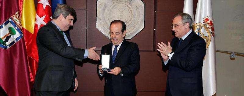 Manuel Redondo, director del Gabinete de Presidencia, recibe la medalla al Mérito Deportivo