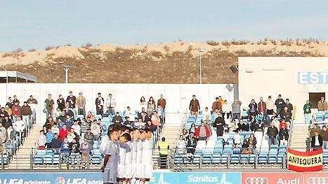 Minuto de silencio en el partido del Castilla por el fallecimiento de Zunzunegui