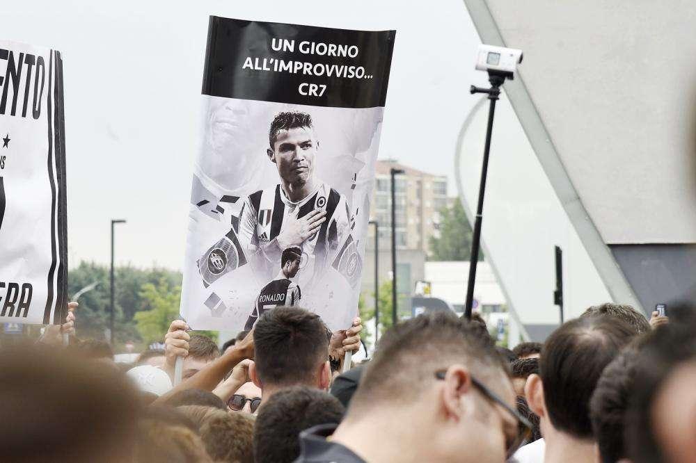 La llegada de Cristiano puede provocar la salida de un delantero juventino: no es Higuaín