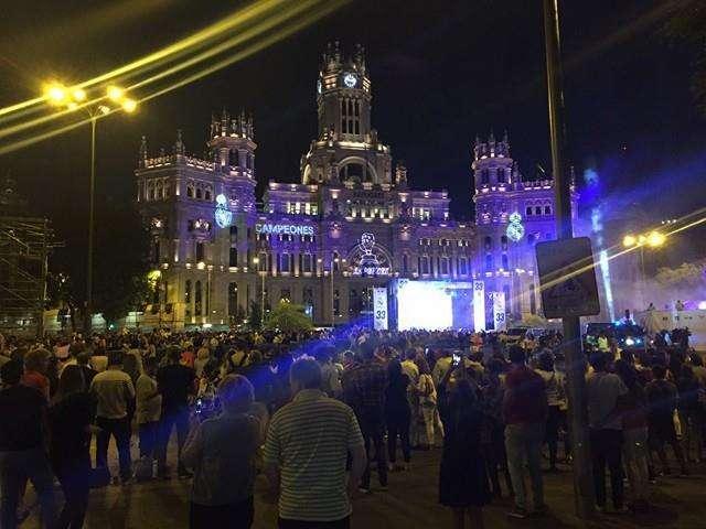 El Madrid se acordó en Cibeles de su enemigo número uno: "Piqué, cabrón, saluda al campeón"